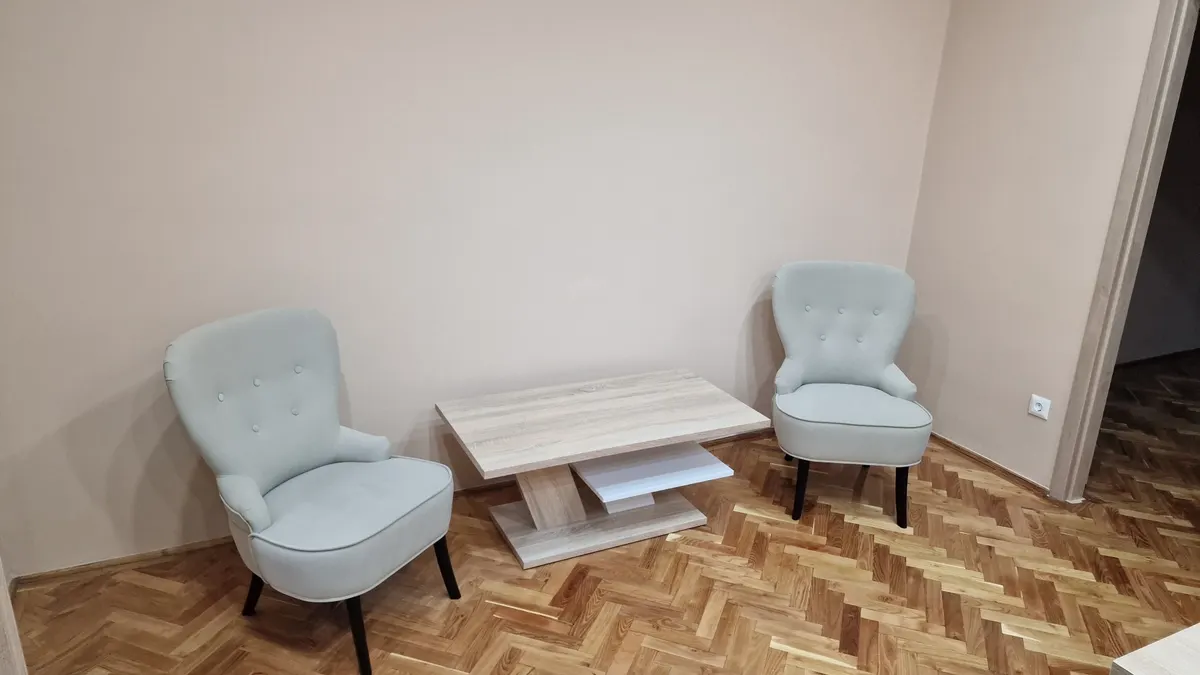 Fotelek és dohányzóasztal az irodában