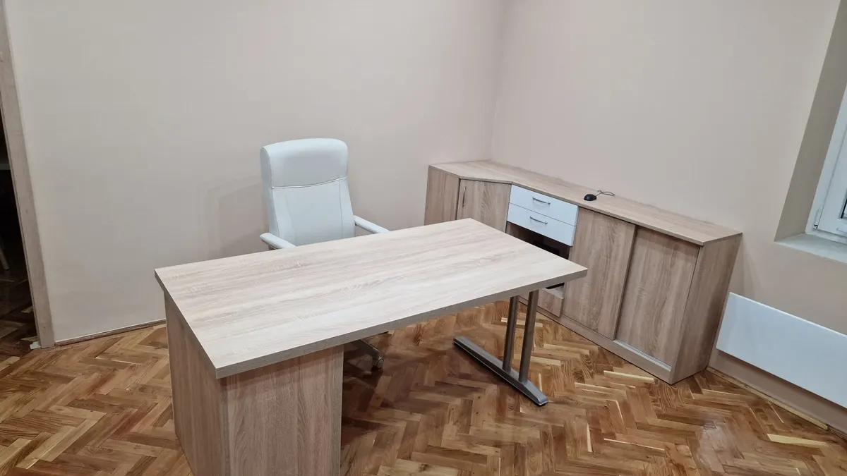 Íróasztal és szekrény az irodában