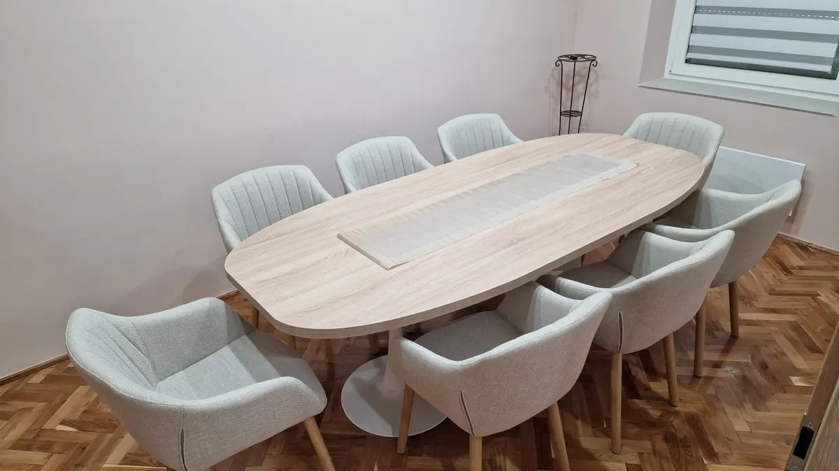 Tárgyalóasztal székekkel az irodában